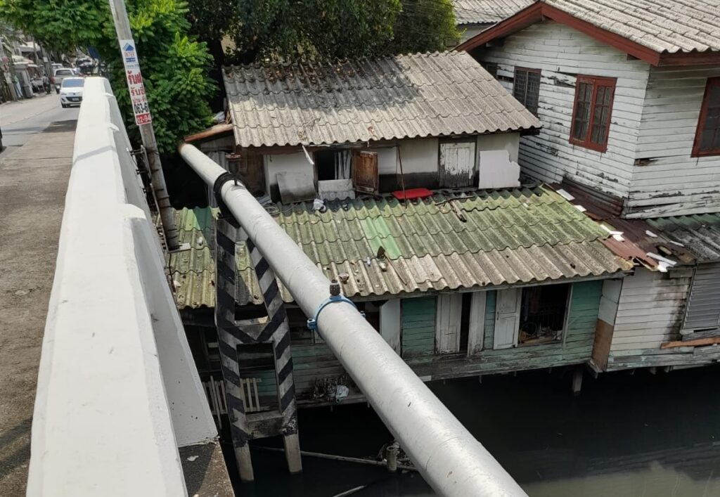 Pipe-In-Bangkok Photo showing a water pipe crossing a bridge in Bangkok to illustrate the difficulties utilities can face in noisy environments when they try to reduce non-revenue water